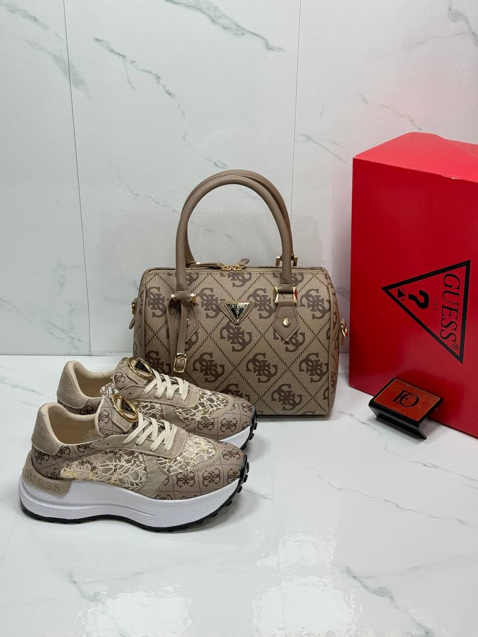 Conjunto zapatillas Guess y bolso Guess bowler - Imagen 3