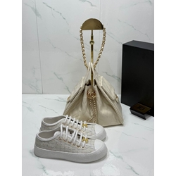 Conjunto zapatillas y bolso Chanel 25 - Imagen 1