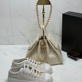 Conjunto zapatillas y bolso Chanel 25 - Imagen 1