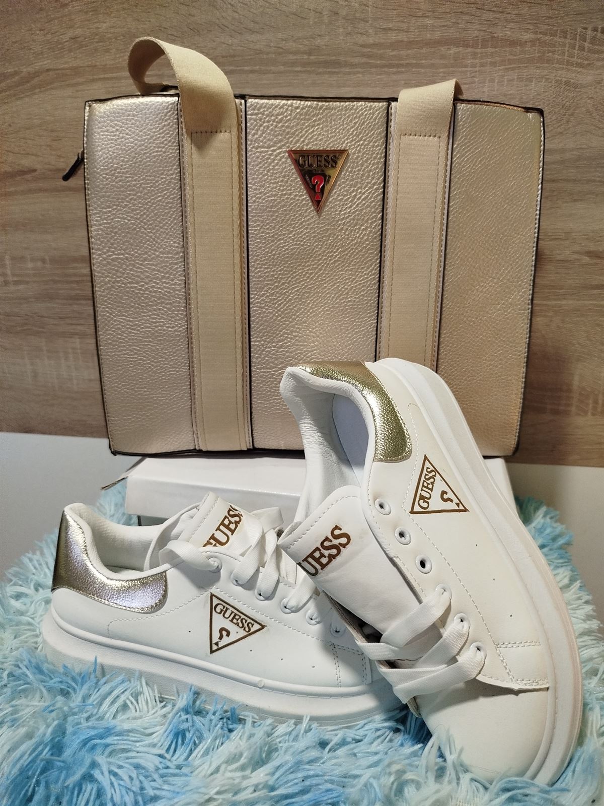Conjunto zapatillas y bolso Guess - Imagen 1