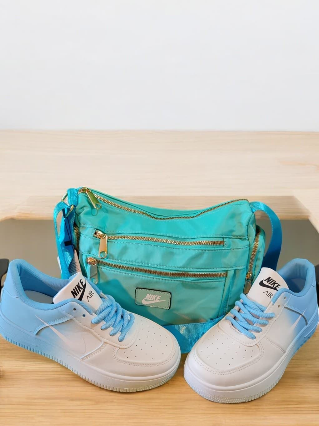 Conjunto zapatillas y bolso Nike celeste - Imagen 1
