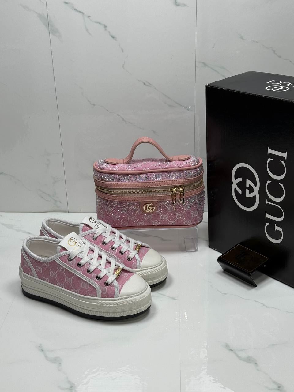 Conjunto zapatillas y bolsos neceser Gucci - Imagen 1