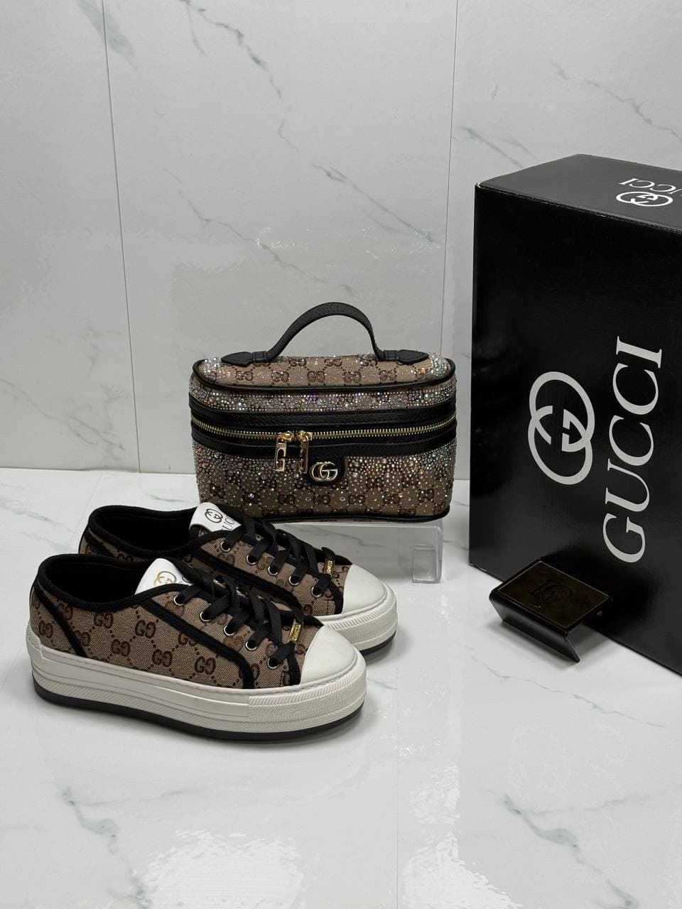 Conjunto zapatillas y bolsos neceser Gucci - Imagen 2