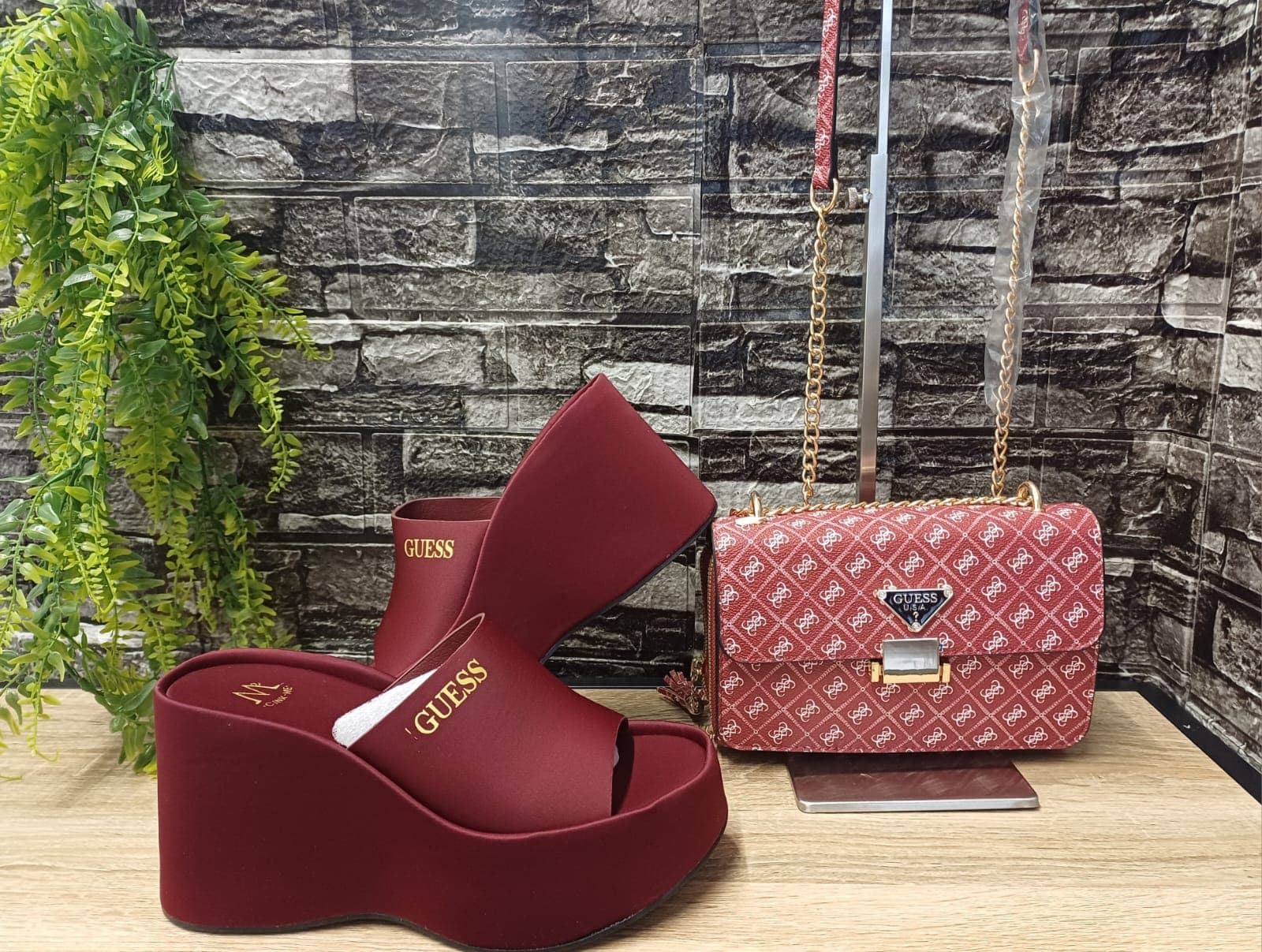 Conjunto zuecos de verano y bolso Guess - Imagen 1
