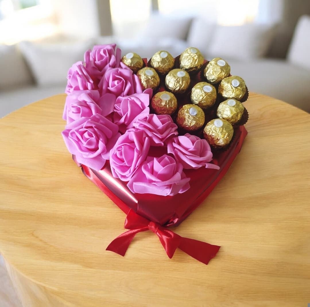 Corazón San Valentín con rosas y Ferrero Rocher - Imagen 1
