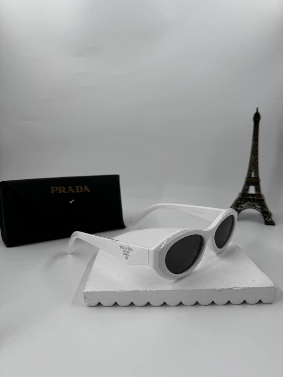 Gafas de sol  ovaladas Prada - Imagen 1