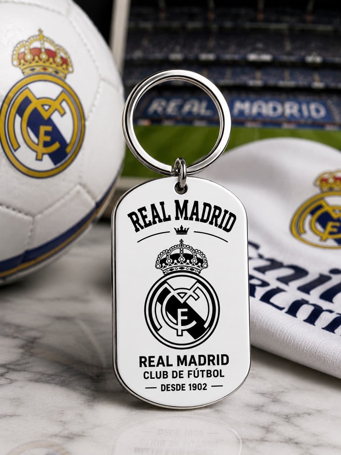 Llavero con escudo de fútbol Barcelona o Madrid - Imagen 2