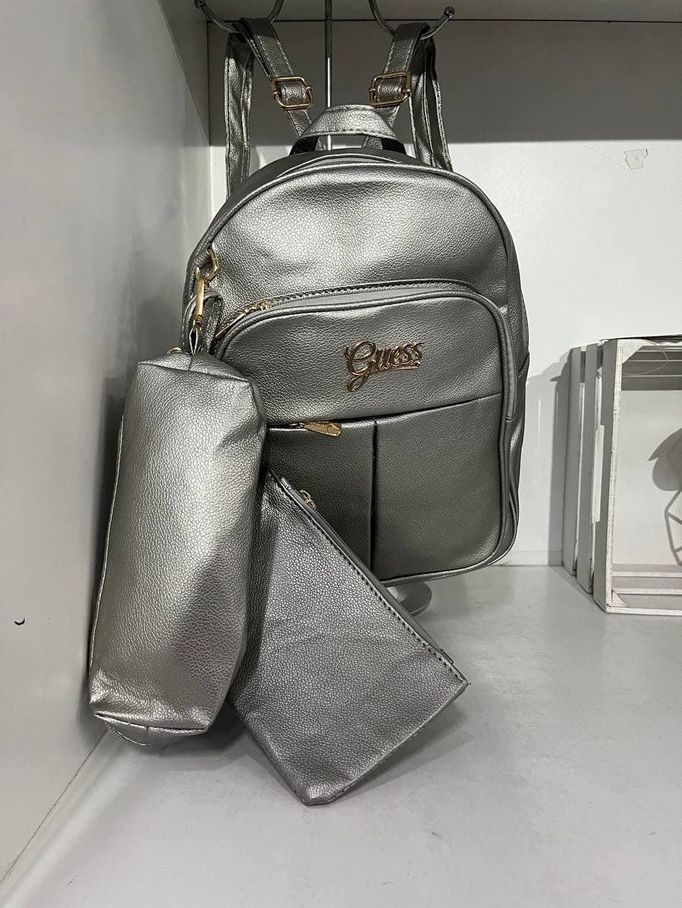 Mochila Guess tres piezas - Imagen 1