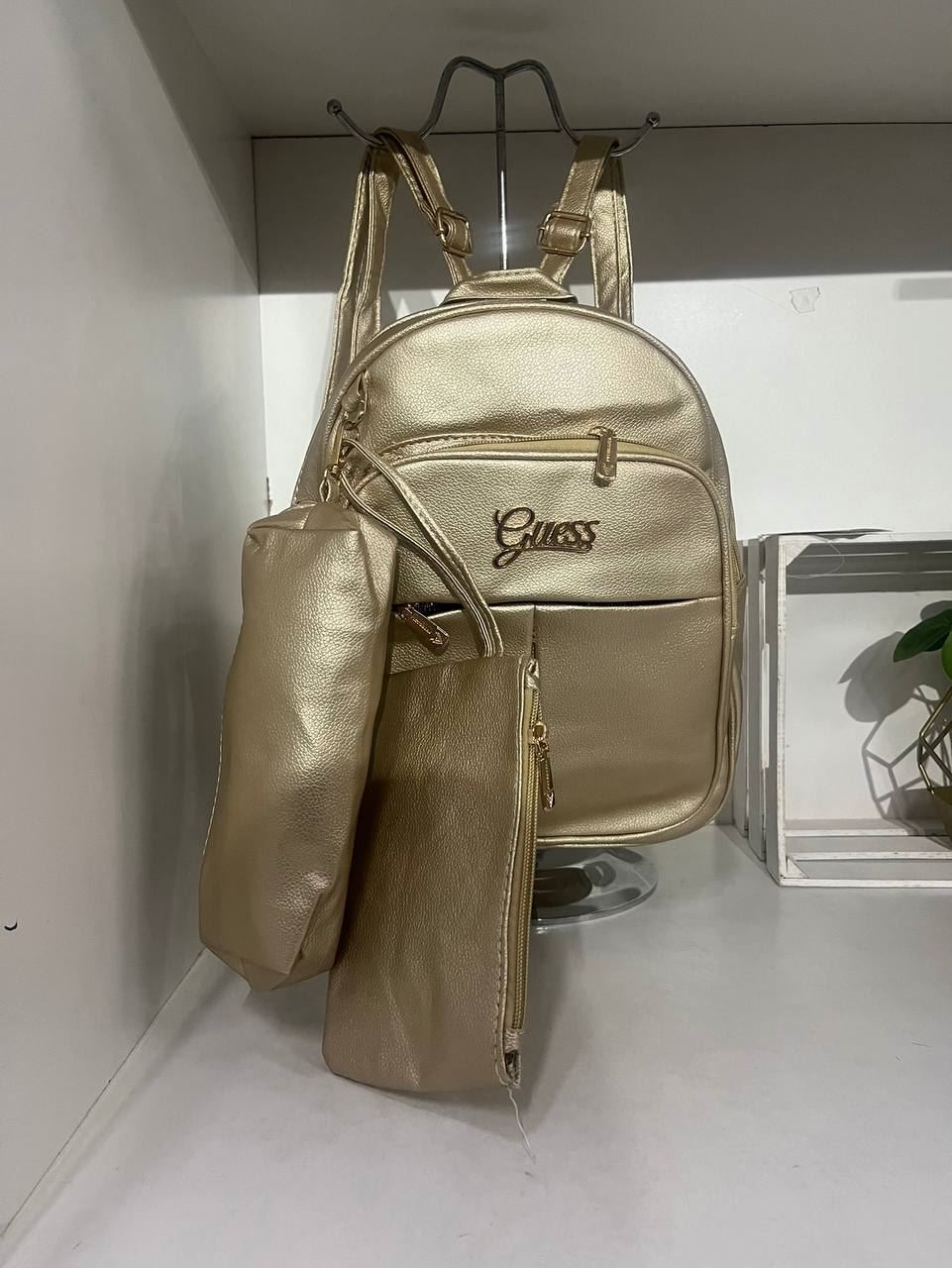 Mochila Guess tres piezas - Imagen 2