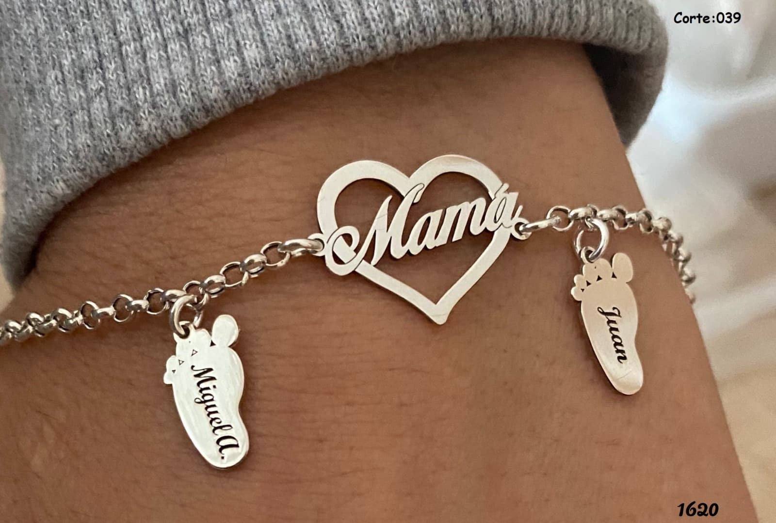 Pulsera corazón  mama con pies personalizados - Imagen 1