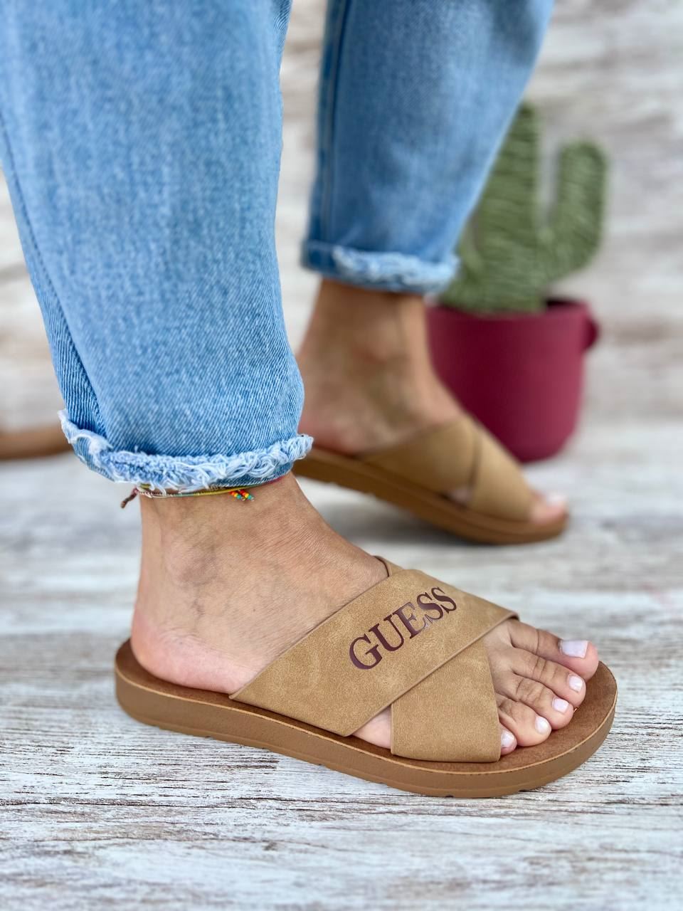Sandalias Guess cruzadas - Imagen 1