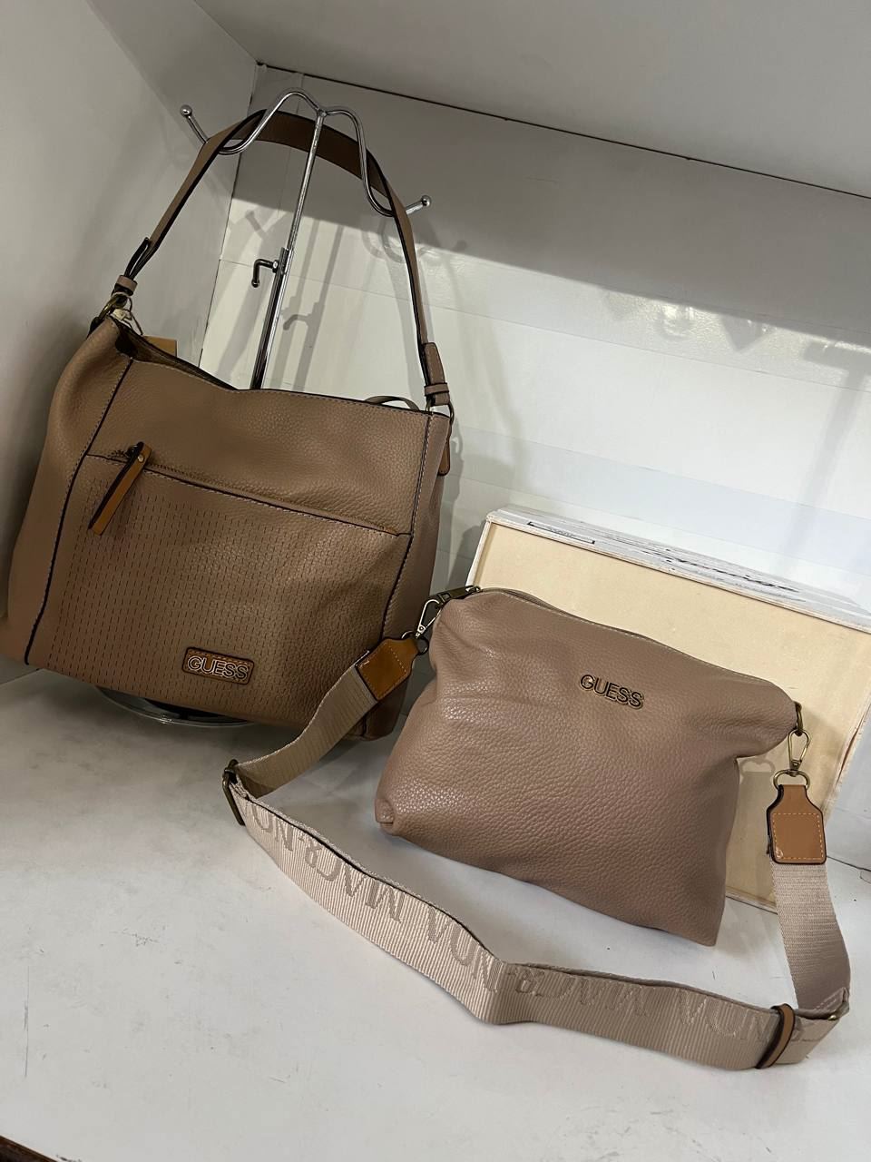 Set de bolso y bandolera Guess - Imagen 1
