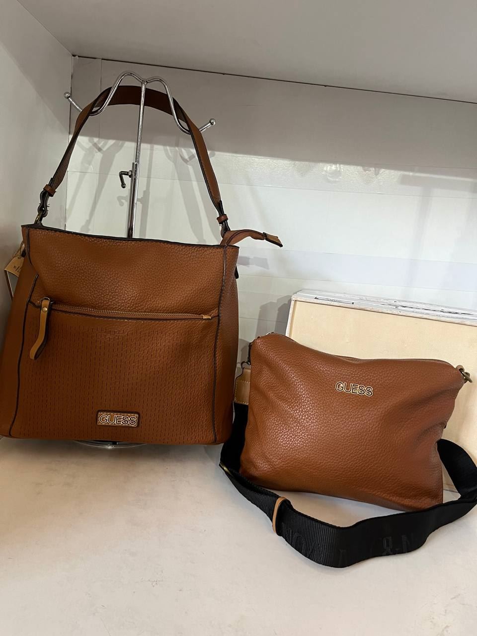 Set de bolso y bandolera Guess - Imagen 2