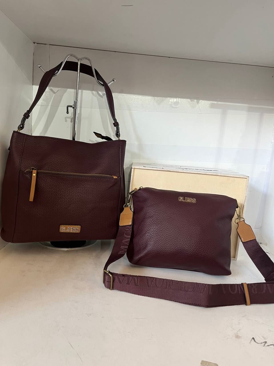 Set de bolso y bandolera Guess - Imagen 3