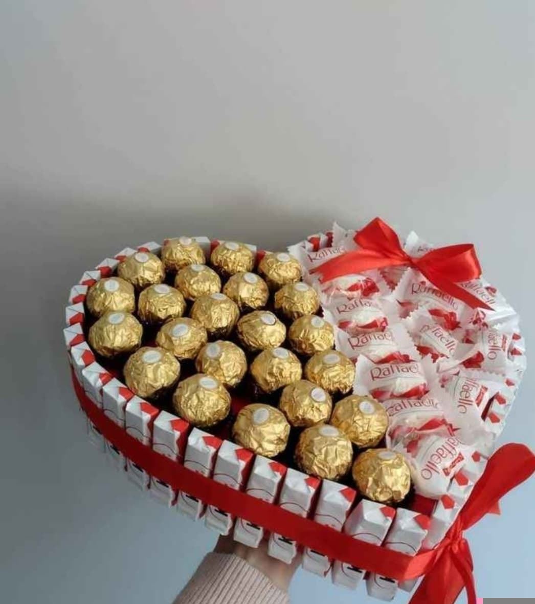 Tarta corazón bombones Ferrero y Raffaelo San Valentín y  cumpleaños - Imagen 1