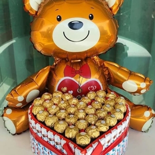 Tarta grande corazón Kinder y globo osito san Valentín y aniversarios - Imagen 1