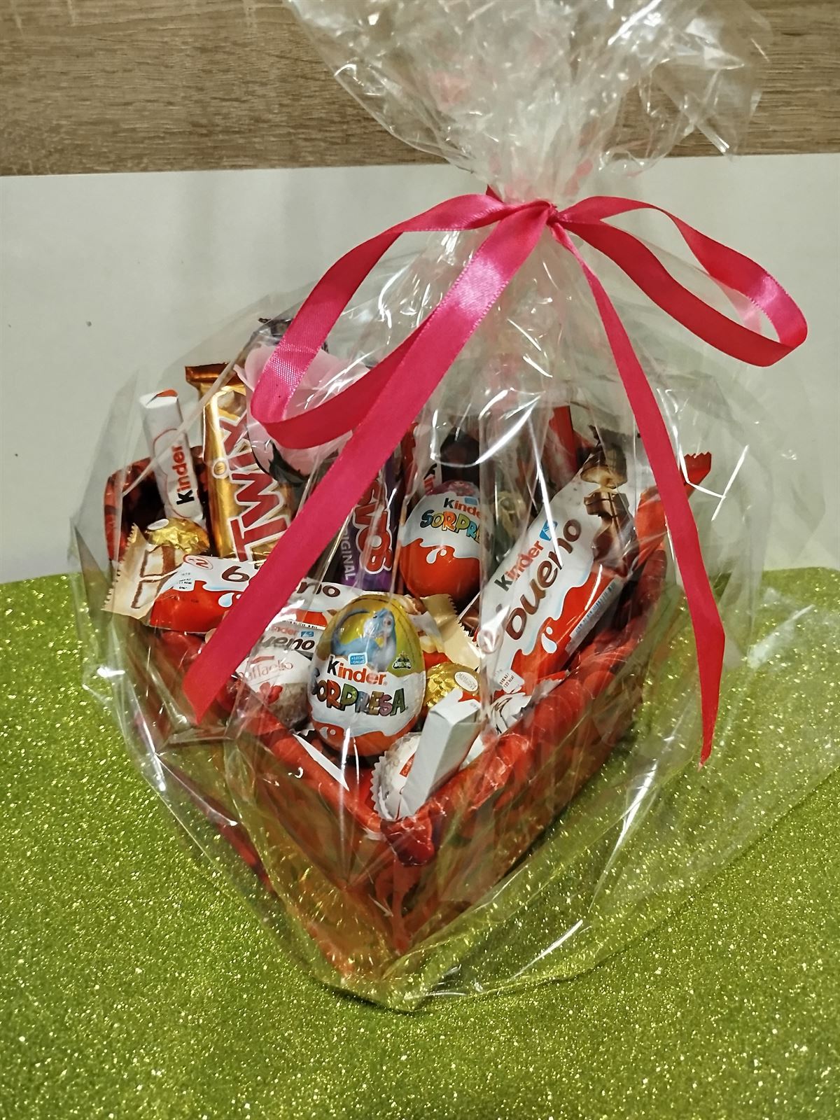 Tarta Kinder San Valentín pareja - Imagen 1