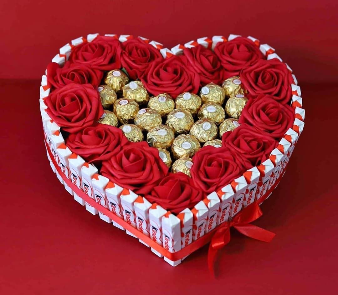 Tarta Kinder San Valentín y bombones Ferrero - Imagen 1