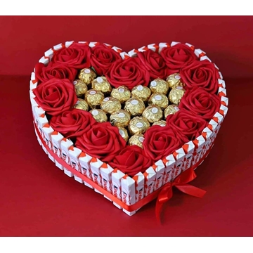 Tarta Kinder San Valentín y bombones Ferrero - Imagen 1