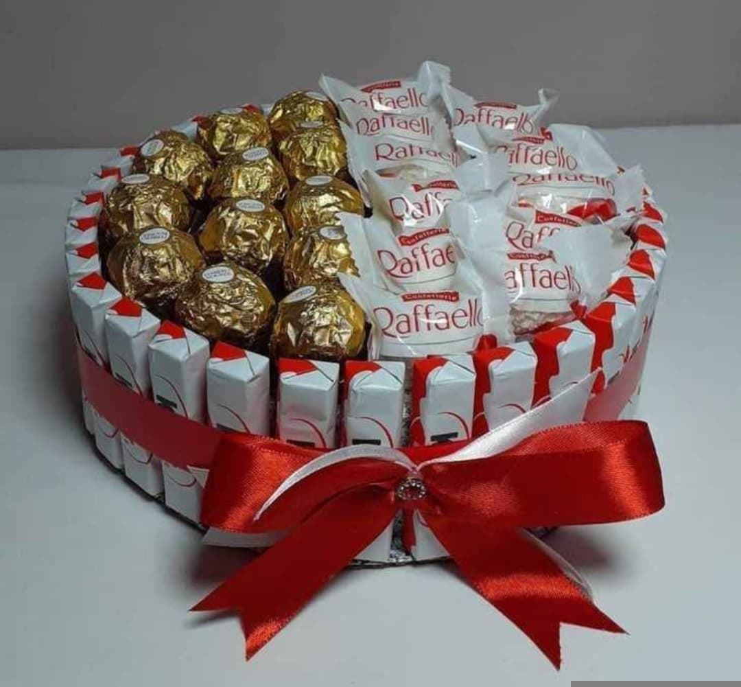 Tarta Kinder y  bombones Ferrero y Raffaelo - Imagen 1