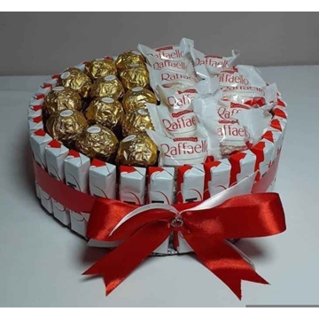 Tarta Kinder y  bombones Ferrero y Raffaelo - Imagen 1