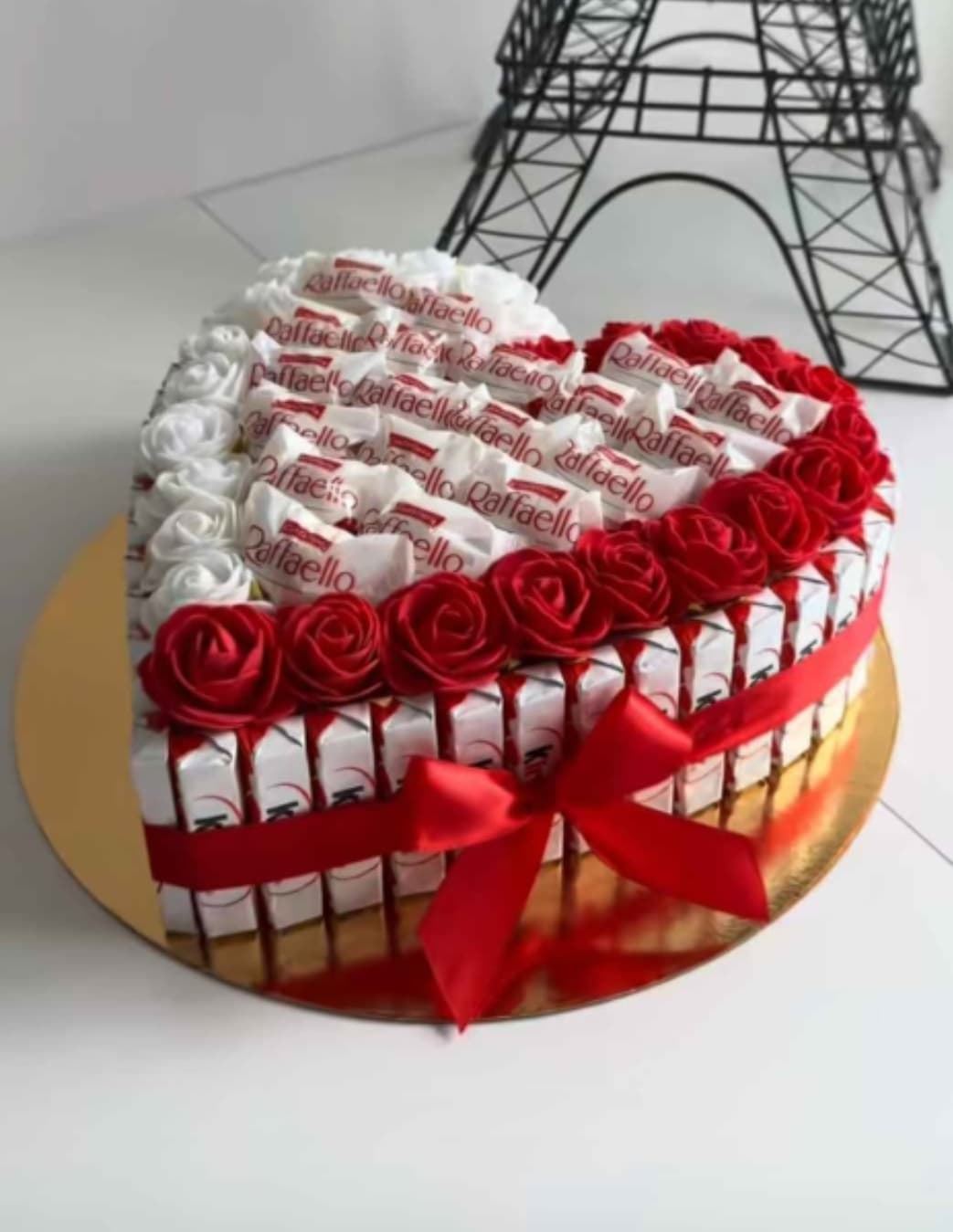 Tarta Kinder y bombones Raffaello San Valentín - Imagen 1