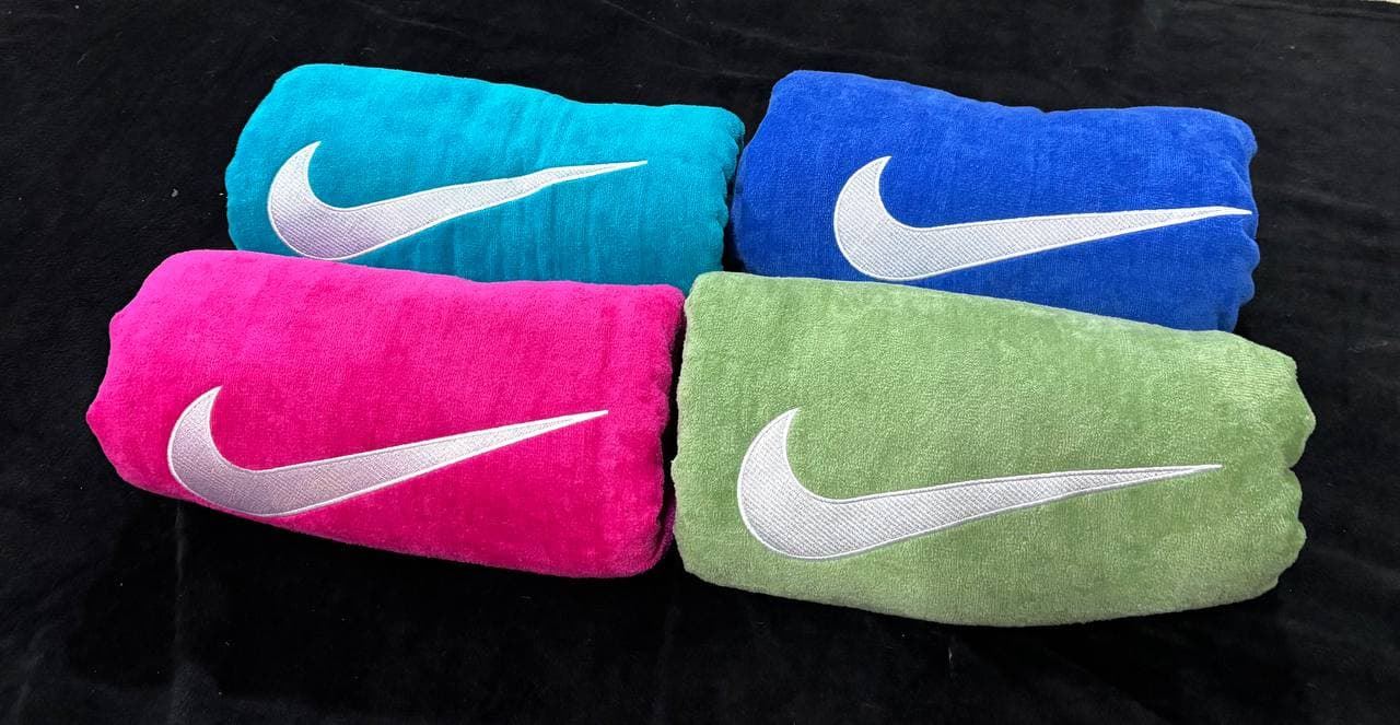 Toalla de playa con logo Nike - Imagen 1