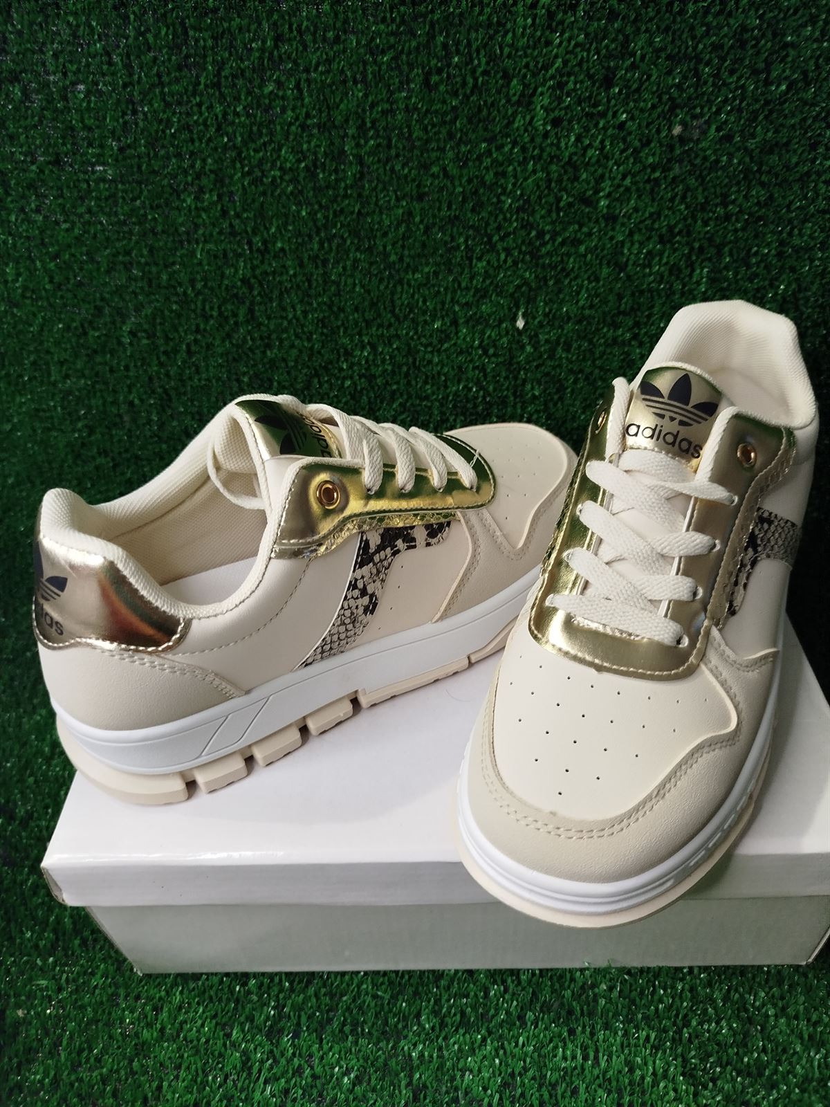 Zapatillas Adidas piel de coco - Imagen 1