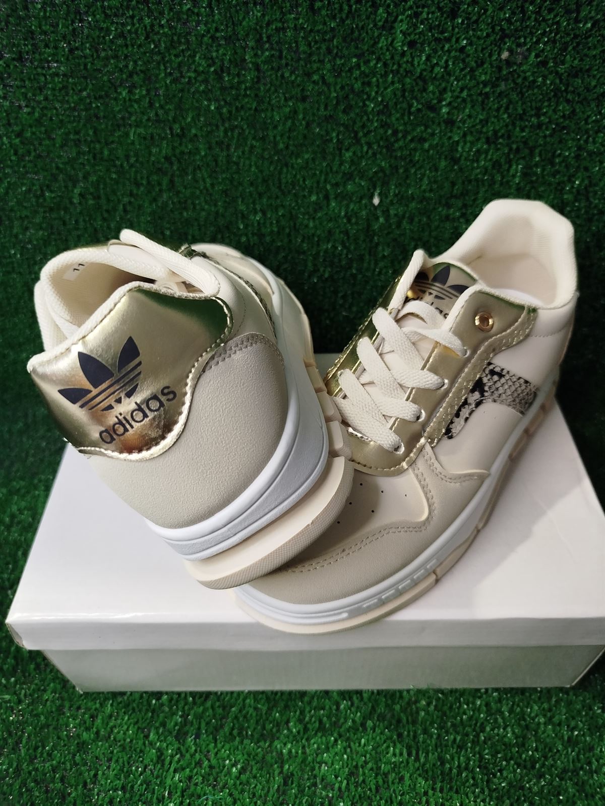 Zapatillas Adidas piel de coco - Imagen 2