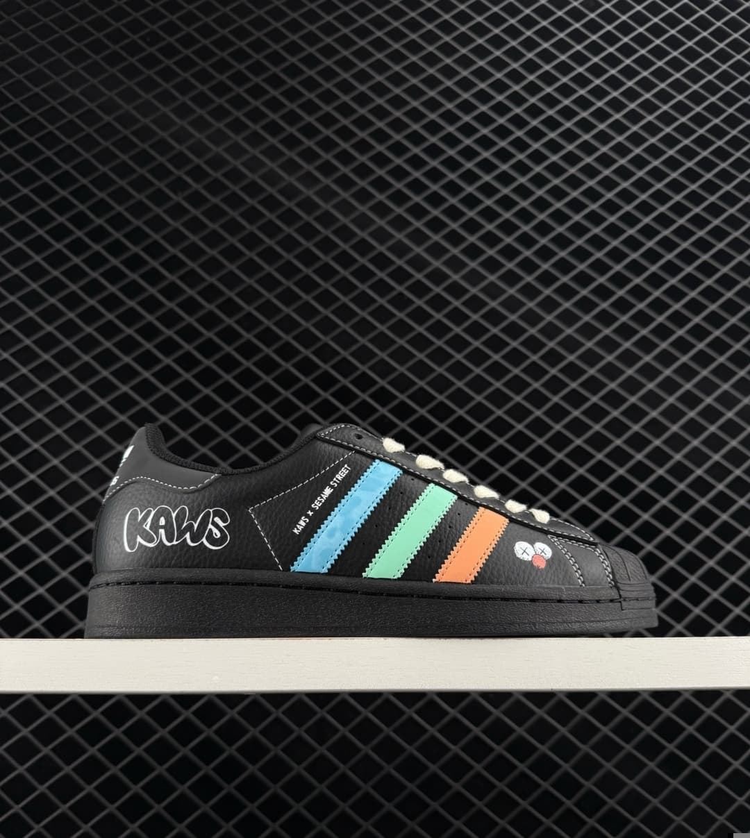 Zapatillas Adidas Superstar Kaws - Imagen 4