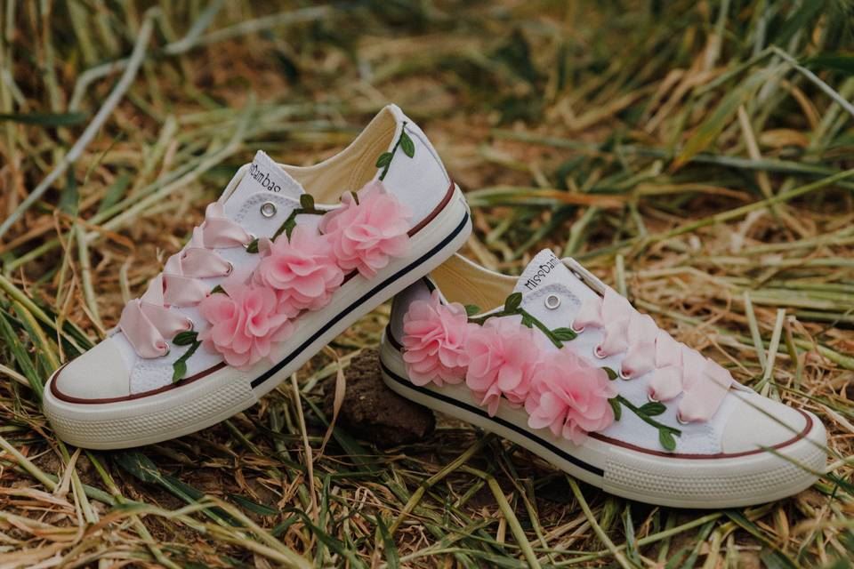 Zapatillas Converse bajas con flores para boda - Imagen 1