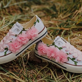 Zapatillas Converse bajas con flores para boda - Imagen 1
