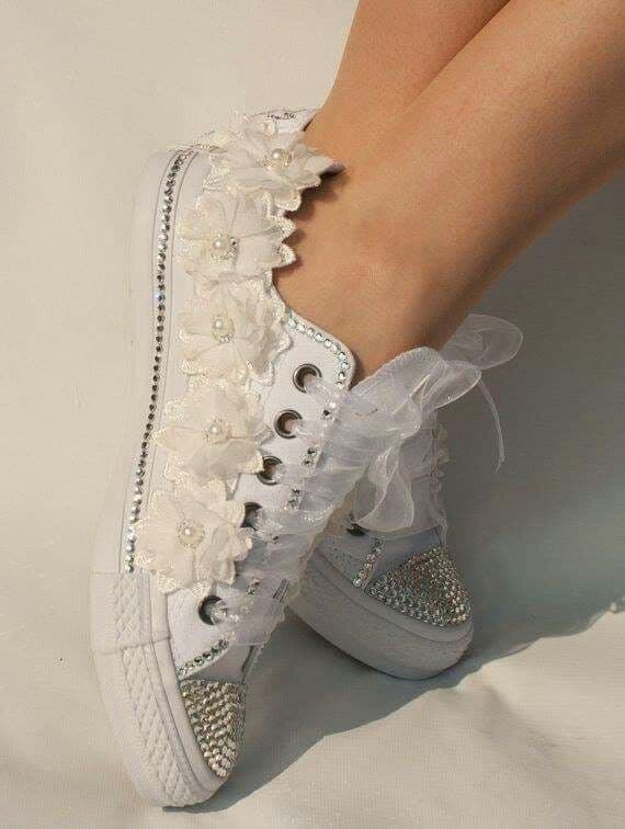 Zapatillas Converse de novia con flores artificiales - Imagen 1