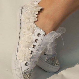 Zapatillas Converse de novia con flores artificiales - Imagen 1