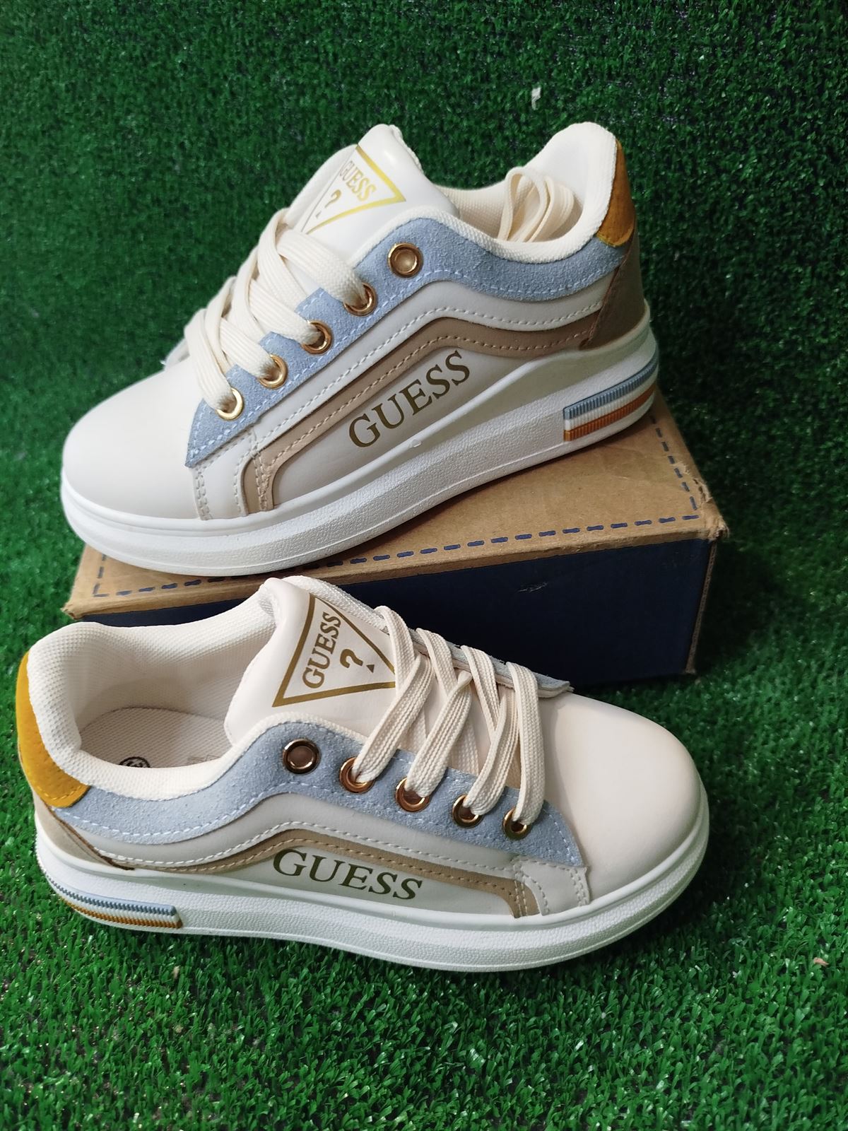 Zapatillas Guess niña liquidación - Imagen 1