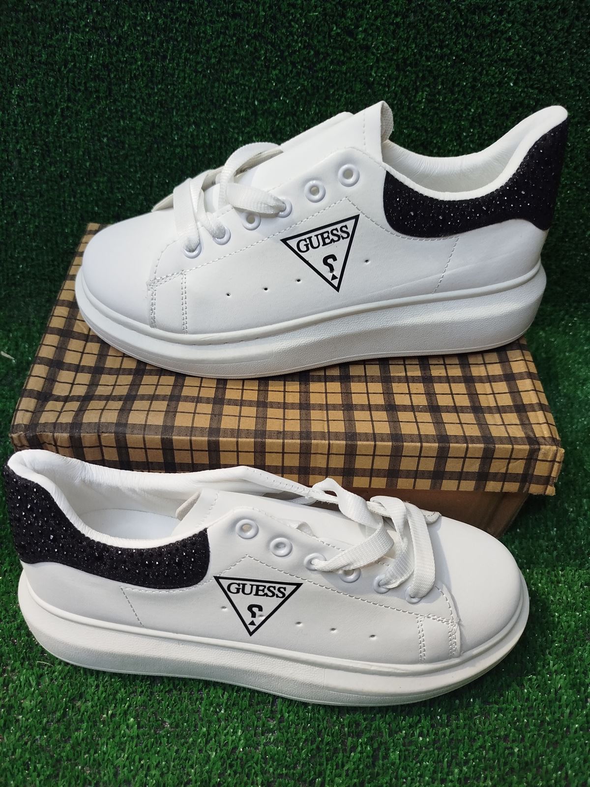 Zapatillas Guess triángulo - Imagen 1