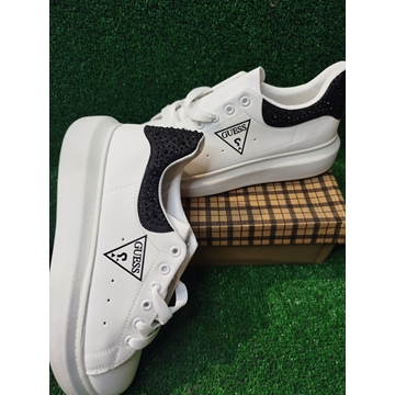 Zapatillas Guess triángulo - Imagen 2