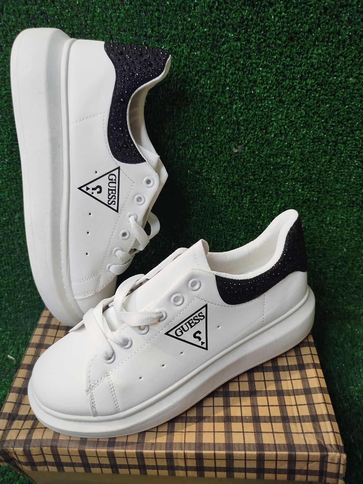 Zapatillas Guess triángulo - Imagen 3