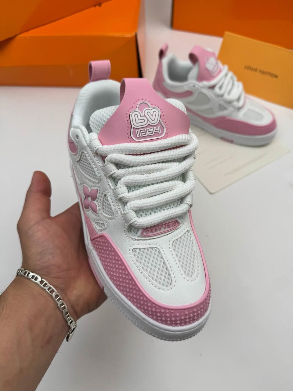 Zapatillas Louis Vuitton rosas - Imagen 3