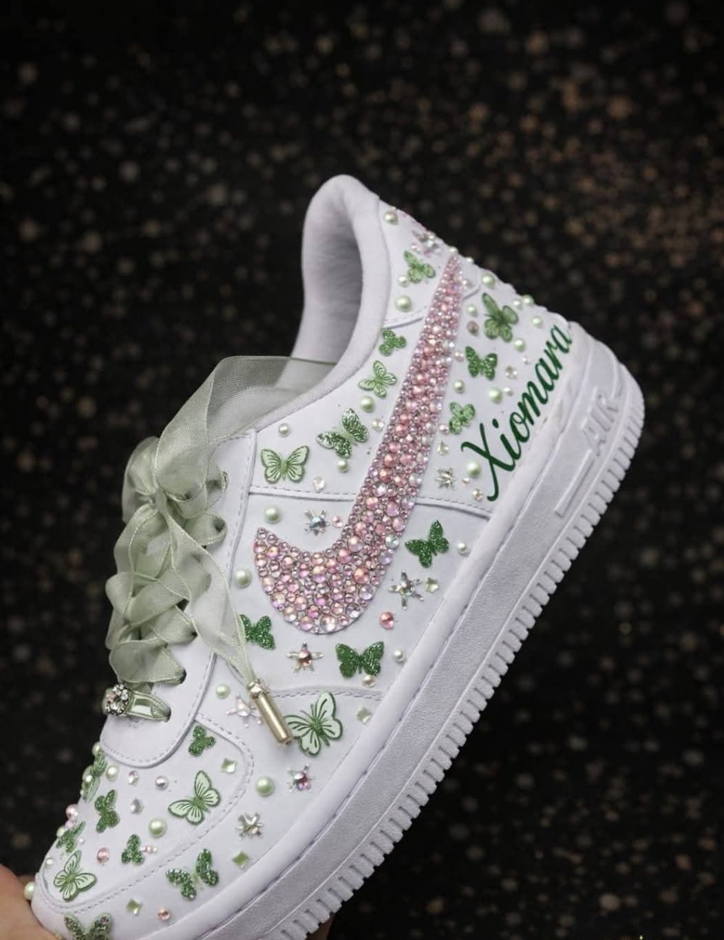 Zapatillas Nike Air Force One con perlas decoradas con mariposas - Imagen 1