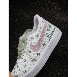 Zapatillas Nike Air Force One con perlas decoradas con mariposas - Imagen 1