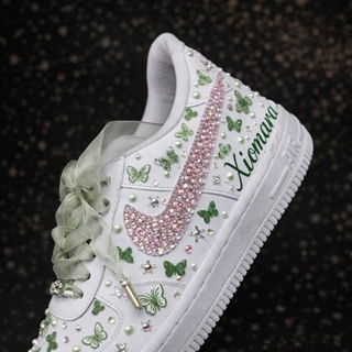Zapatillas Nike Air Force One con perlas decoradas con mariposas - Imagen 1