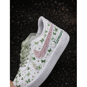 Zapatillas Nike Air Force One con perlas decoradas con mariposas - Imagen 1