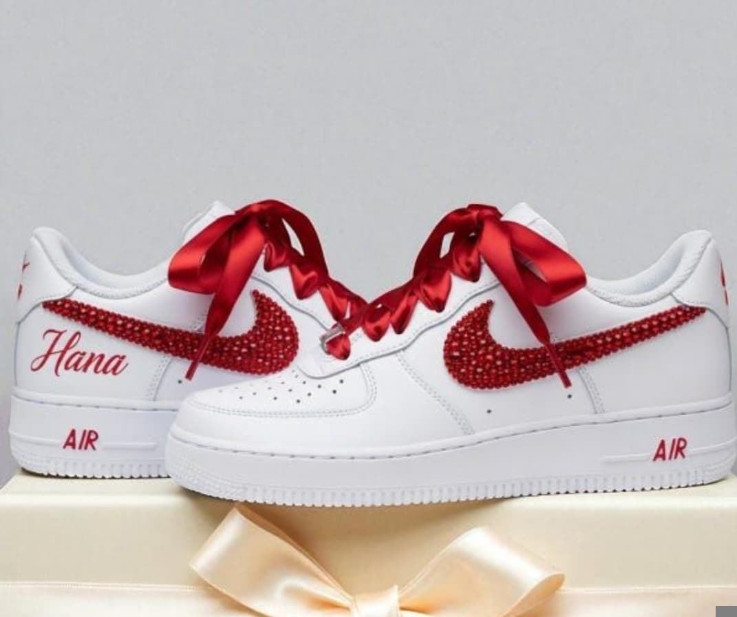 Zapatillas Nike Air Force One con perlas rojas - Imagen 1