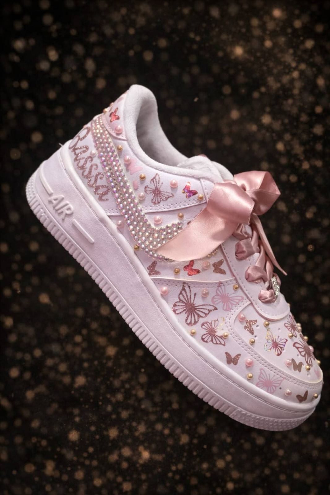 Zapatillas Nike Air force one con perlas y mariposas - Imagen 1