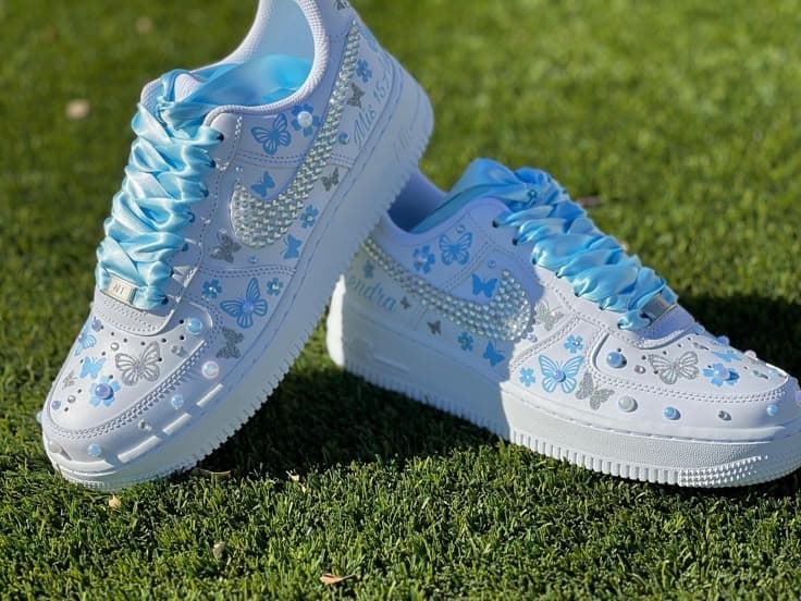 Zapatillas Nike Air force one con perlas y mariposas - Imagen 2