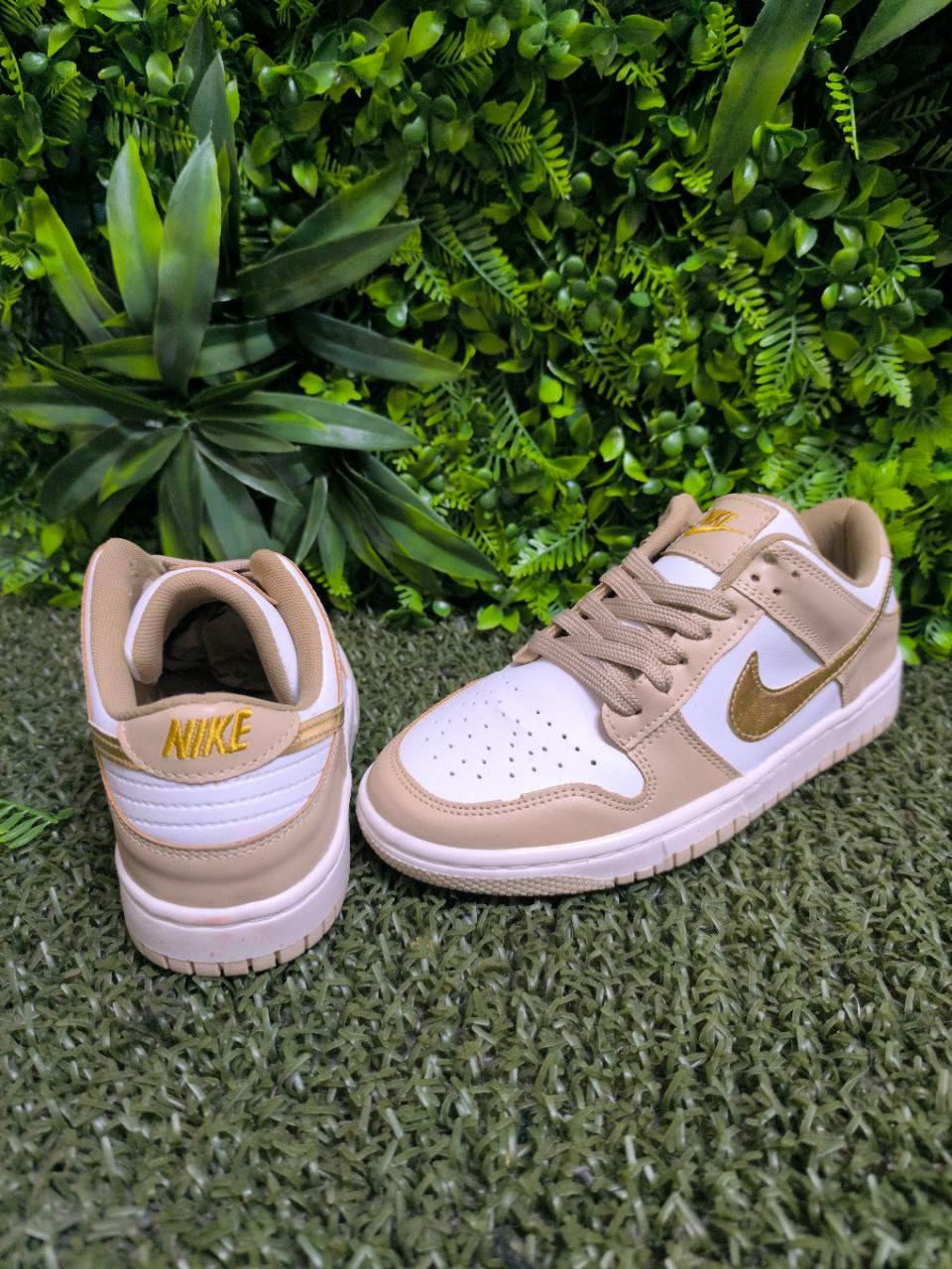 Zapatillas Nike Dunk doradas - Imagen 1