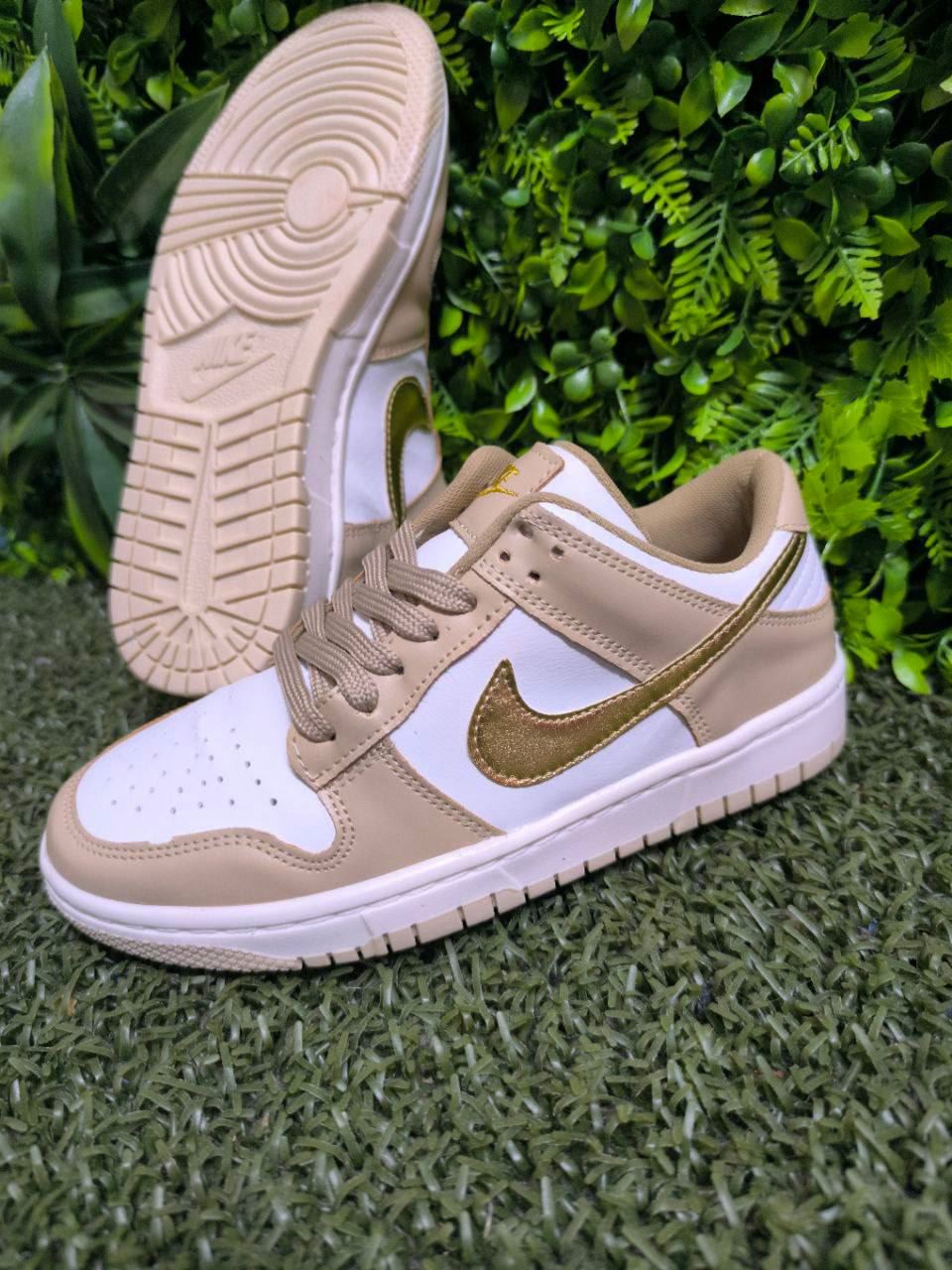 Zapatillas Nike Dunk doradas - Imagen 2