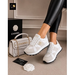 Zapatillas y bolso Chanel acolchado - Imagen 1