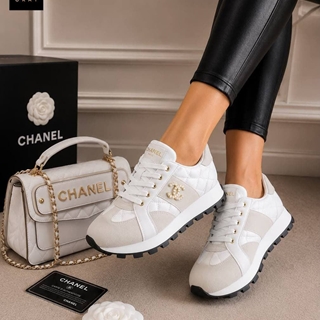 Zapatillas y bolso Chanel acolchado - Imagen 1